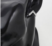 Load image into Gallery viewer, V Studs